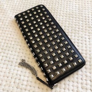 Studded clutch